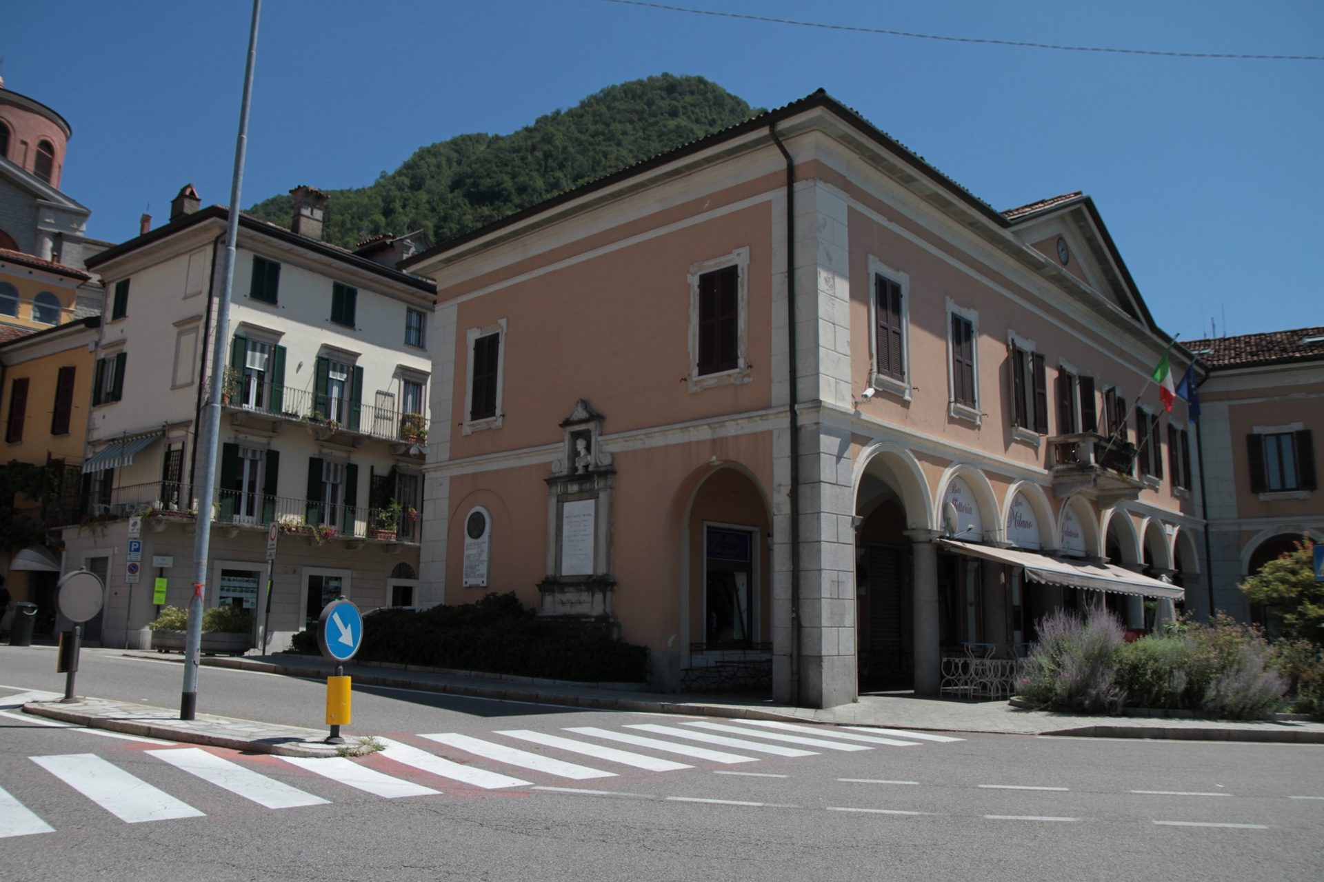 Giovanni Battista Monteggia's monument, Laveno - 01.jpg